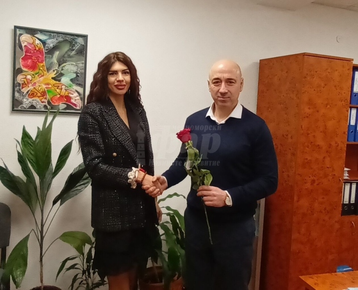 Кметът на Созопол подари 500 рози за 8 март