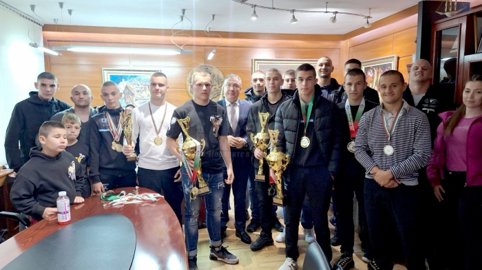 Кметът на Несебър посрещна шампиони по кикбокс