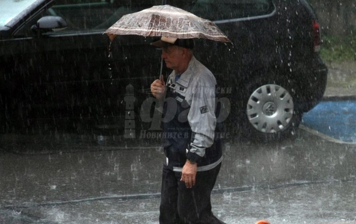Дъжд тормози половин България, но стана ясно кога иде обрат във времето