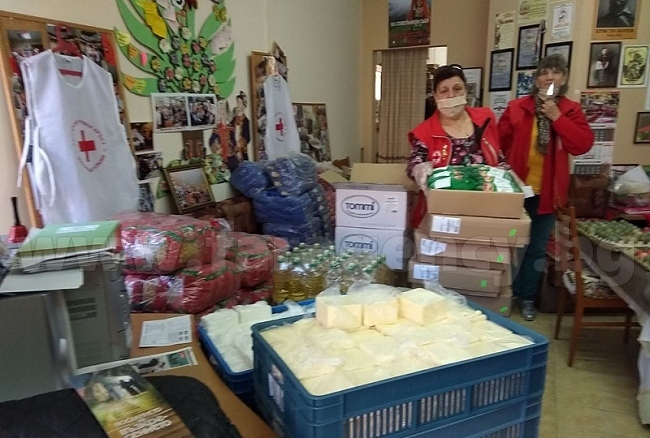 Доброволците на БЧК-Несебър раздадоха великденски пакети на хора в нужда