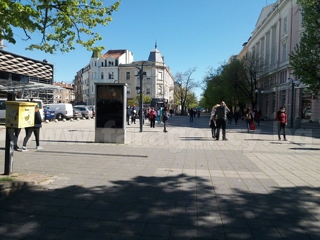 Желаещи да си подадат декларациите чакат около НАП