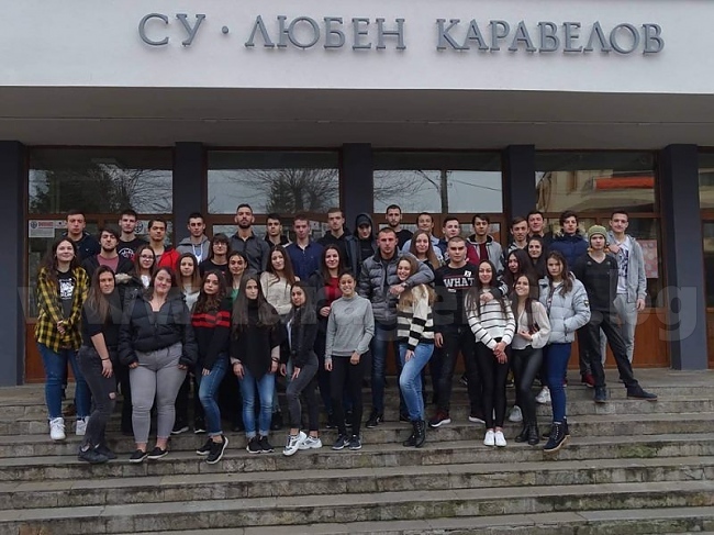 Абитуриентите на СУ „Любен Каравелов“ се сбогуваха виртуално с училище
