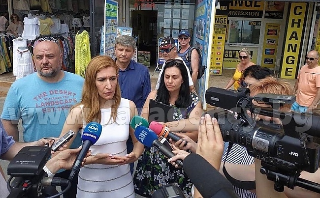 Ангелкова: На 17 плажа чадърите и шезлонгите ще са безплатни