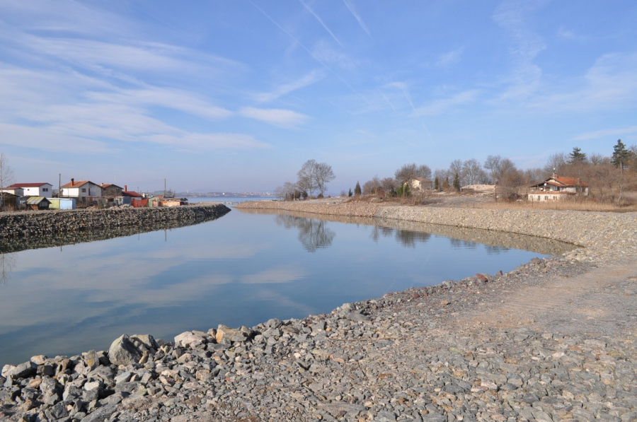 Започна мащабно почистване на речни корита и отводнителни канали в Община Бургас