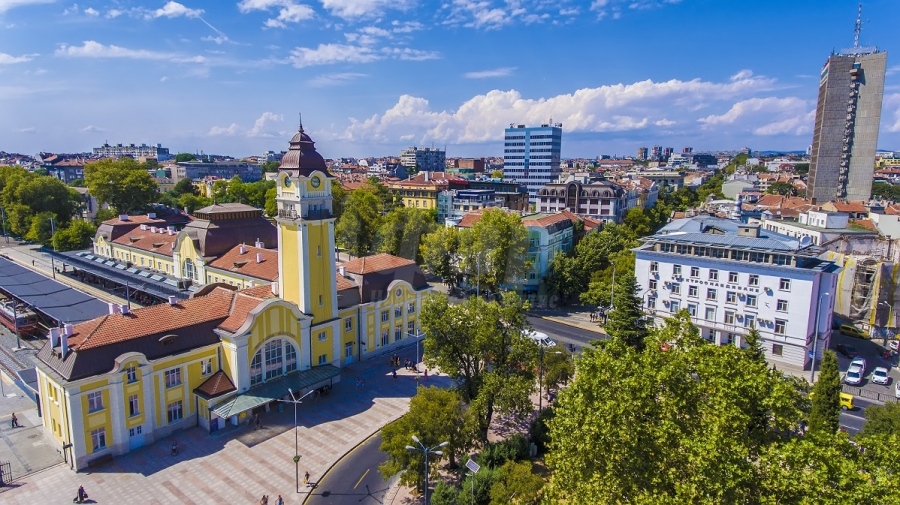 Слънчево с умерен вятър край морето