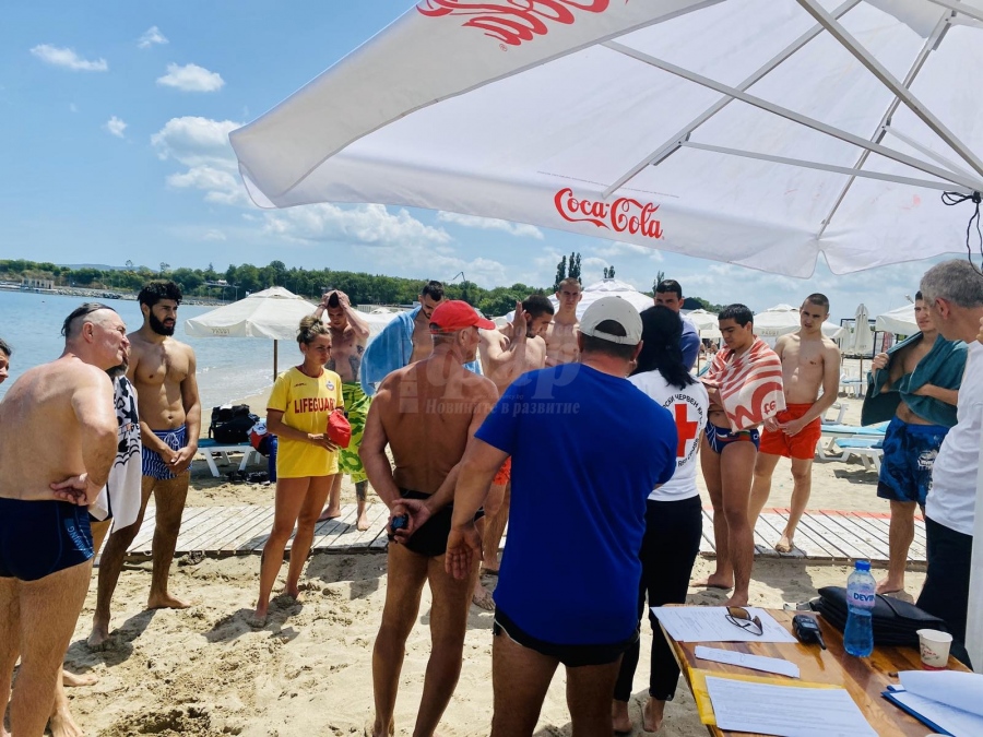 На плаж „Крайморие“: 12 кандидати за спасители покриха норматива за прием (ВИДЕО)