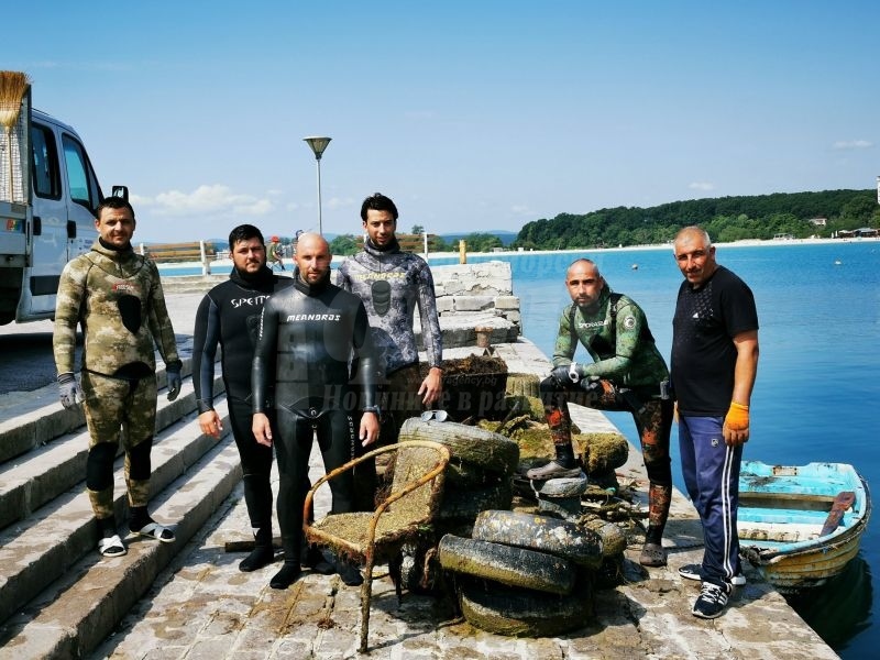 Два тона отпадъци извадиха доброволци от морското дъно на Приморско 