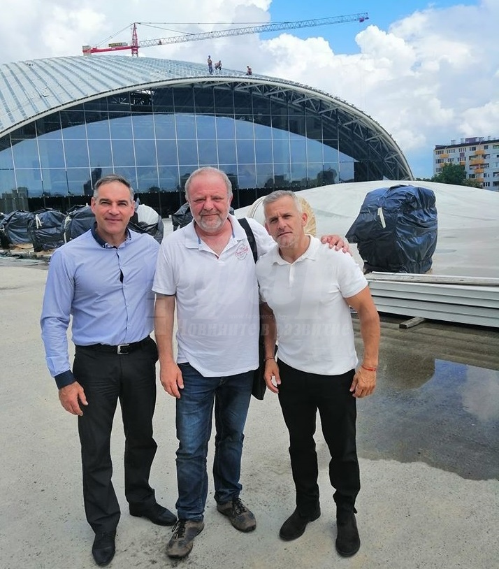 Легендата Йордан Йовчев бе в Бургас, видя как върви строежът на новата зала