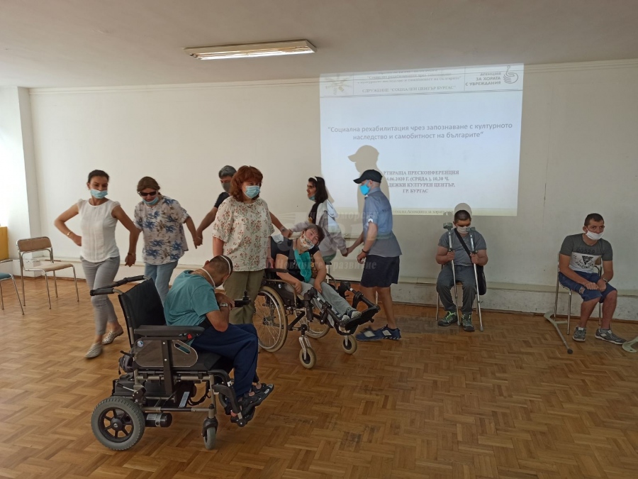 Хора с увреждания се докоснаха до българската култура и фолклор