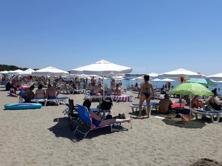 Силно начало на сезона, българите изпълниха плажовете по Южното Черноморие