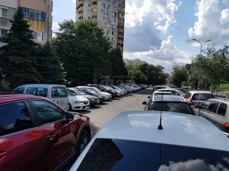 В „Братя Миладинови“ – доволни от свободни паркоместа, но не искат да плащат „синя зона“