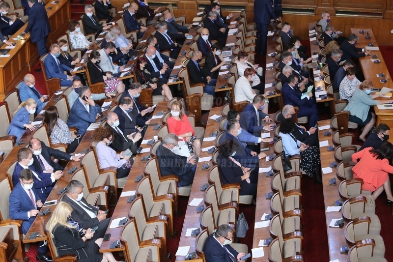 По 300 лева глоба за 24-ма депутати без маски