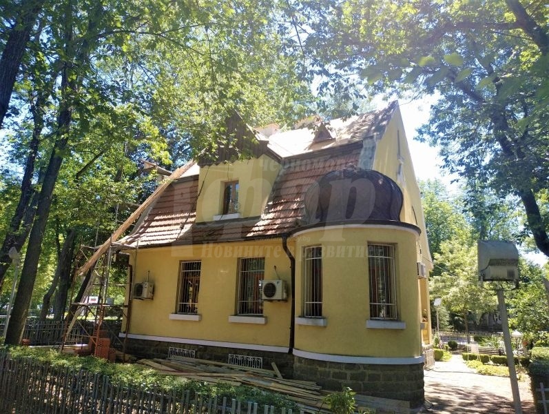 Община Бургас ремонтира покрива на къщата на Духтев в Морската градина 