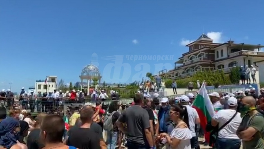Допуснаха протестиращите до плажа в Росенец