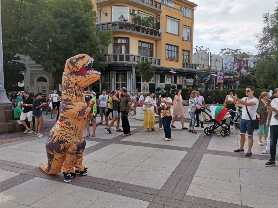 Динозавър с искания се появи пред общината