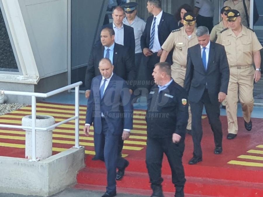 Посрещнаха президента Радев в Бургас с викове „Оставка“