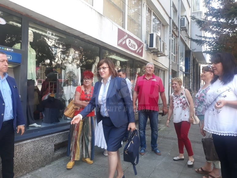 Корнелия Нинова дойде изненадващо в Бургас ден преди вота на недоверие