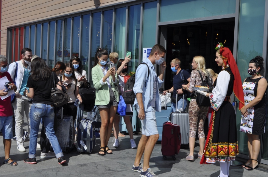 180 туристи пристигаха на летището с първия чартър от Украйна