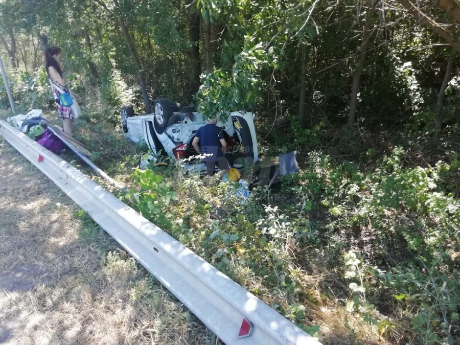 Тежка катастрофа край Атия, автомобил се обърна по таван