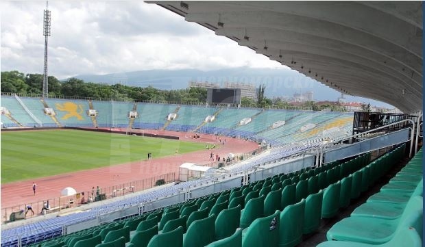 Отварят стадионите за публика при спазване на строги мерки