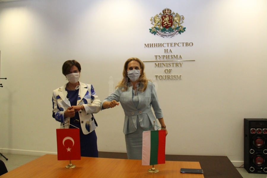 България пуска пътуванията за Турция