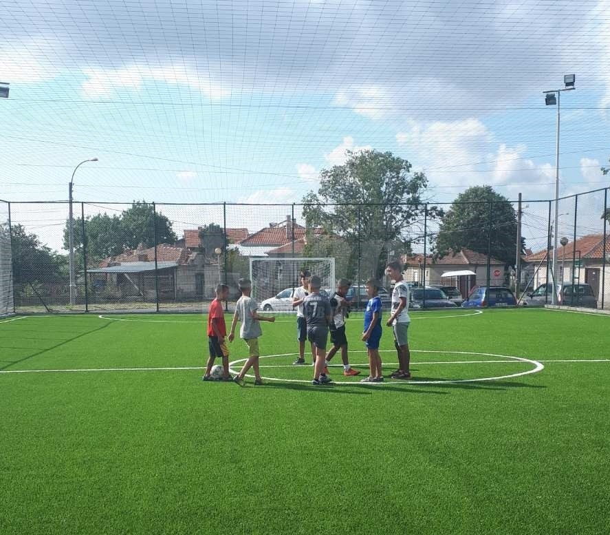 Откриха обновеното футболно игрище в Каблешково