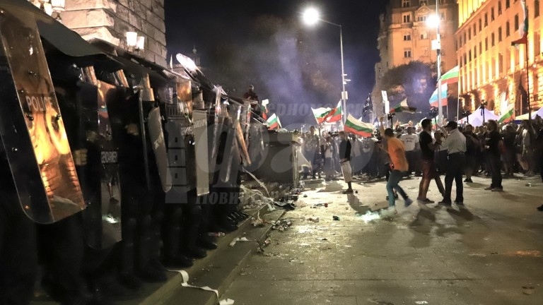 Четирима бургаски полицаи са пострадали от бомбички при протестите