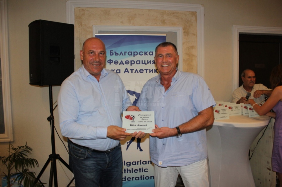 Кметът Иван Алексиев получи плакет от Българска федерация по лека атлетика