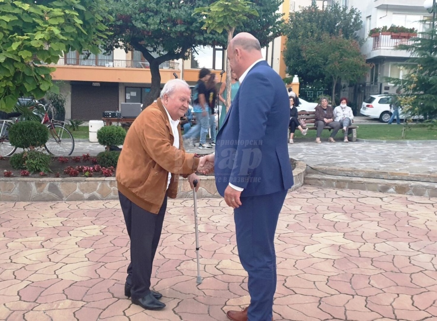 „Яворови дни” започнаха с връчване на почетен знак на Теодоси Гуджуков