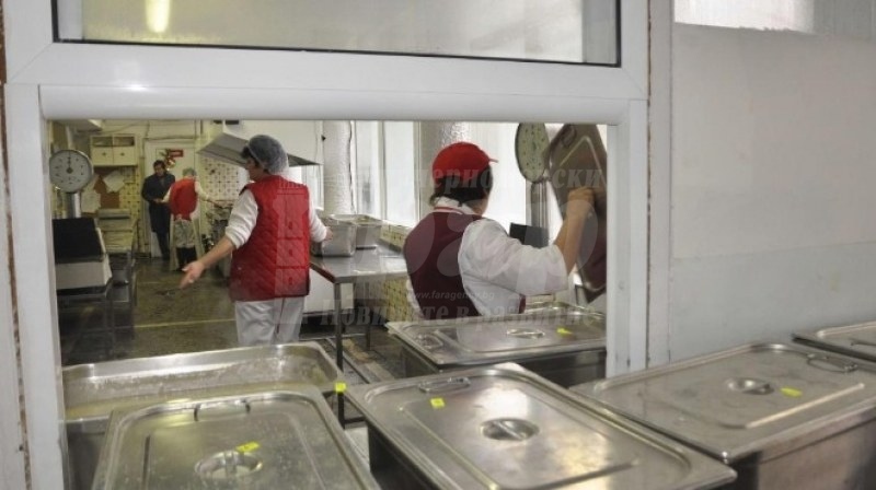Проверяват кухните на детските градини и училищата в страната