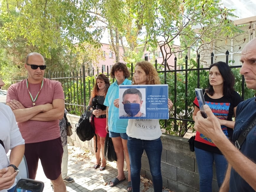 Бургаски родители: Носенето на маски в училище е пълно безумие