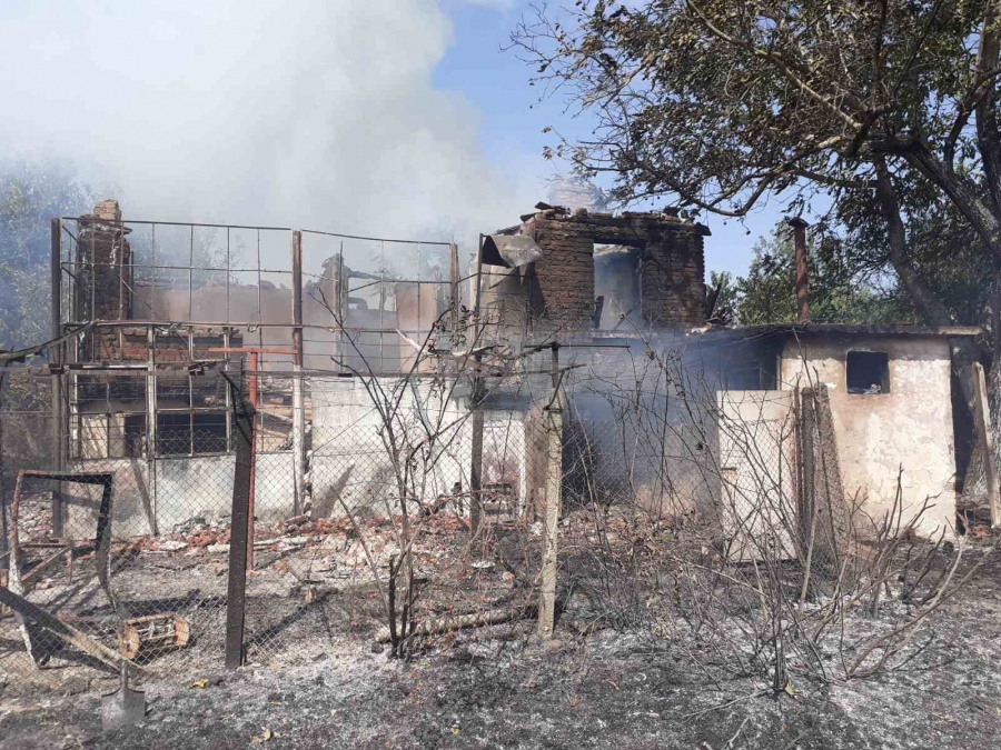 Голям пожар изпепели няколко къщи в средецко село (СНИМКИ) 