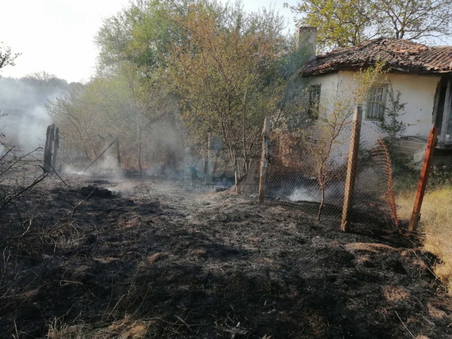 Продължава борбата с огнената стихия в село Граничар 