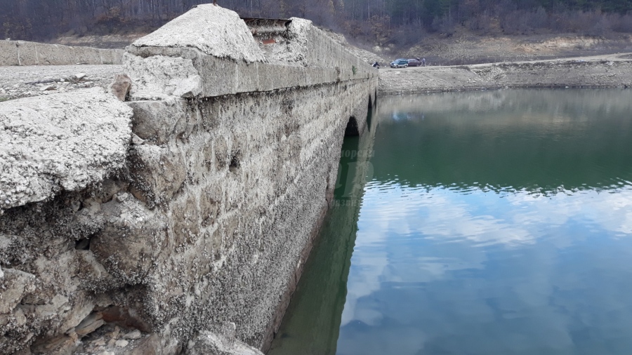 Стар мост над Луда Камчия изплува от язовир Цонево
