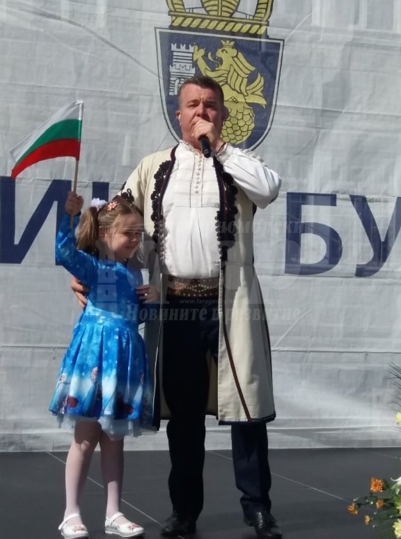 Илия Луков пя за бургазлии на празника