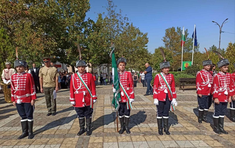 Ученическият гвардейски отряд на Средец вече има свое бойно знаме (СНИМКИ)