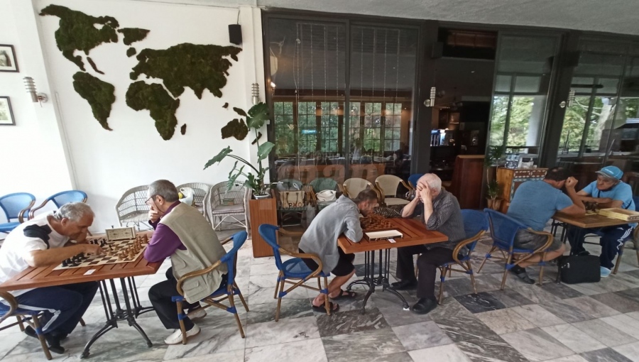 Хора със зрителни увреждания спорят на шахматната дъска за Купа Бургас