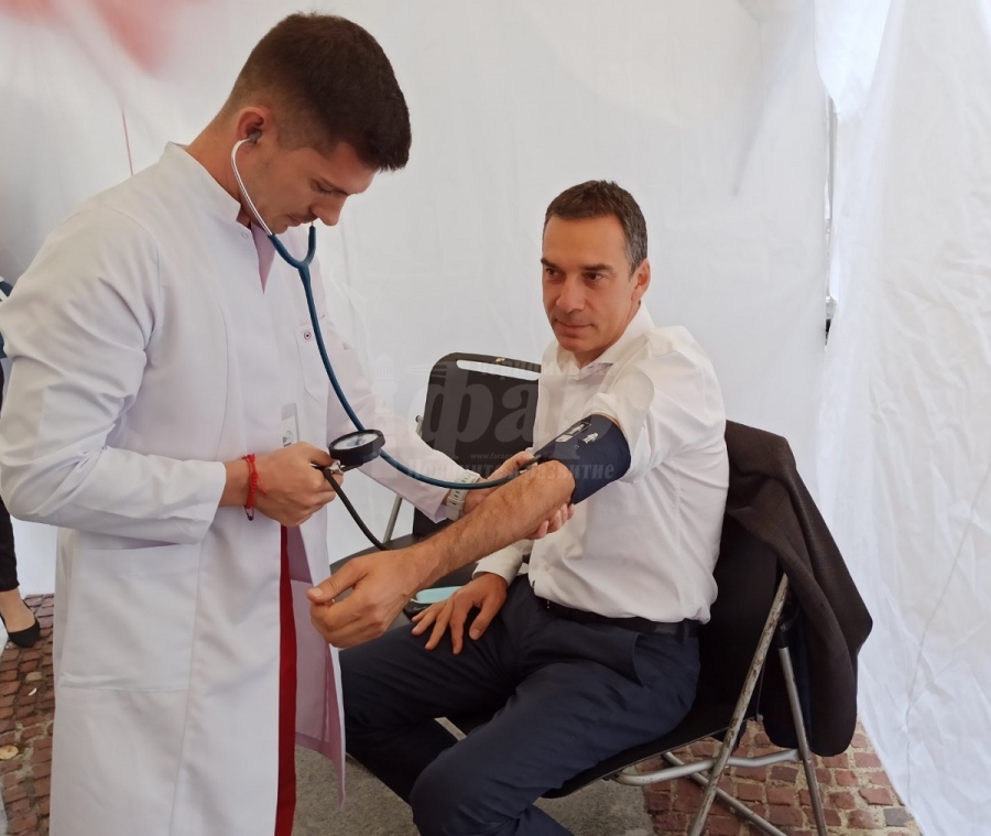 В Световния ден на сърцето: Измериха кръвното на кмета Димитър Николов