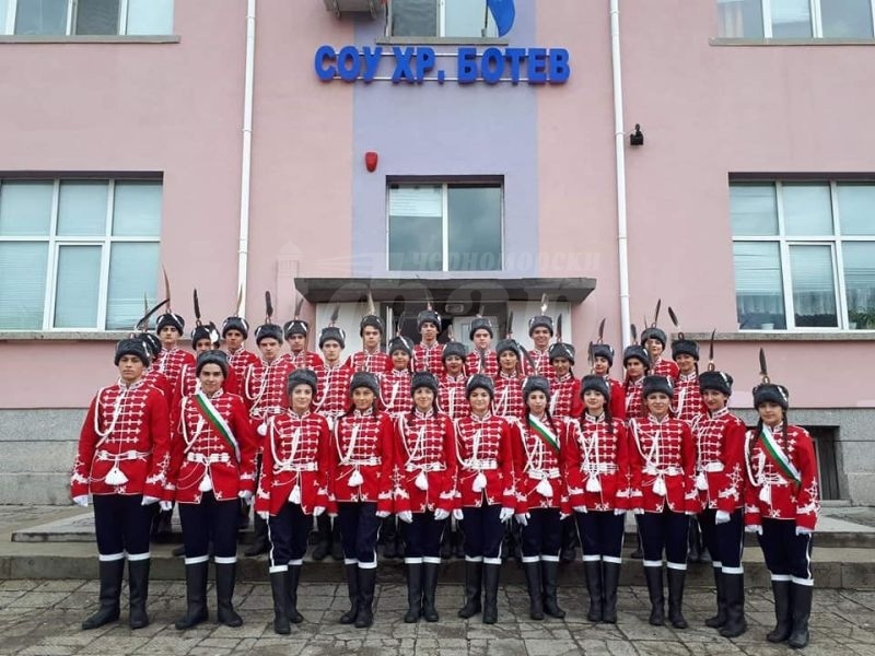 Айтоските гвардейци на тържествен парад в Казанлък