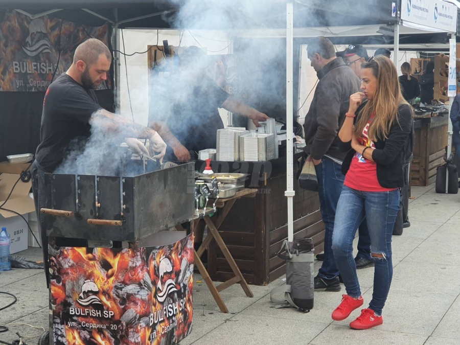 Бургазлии налазиха вкусна риба на „Тройката” (СНИМКИ)