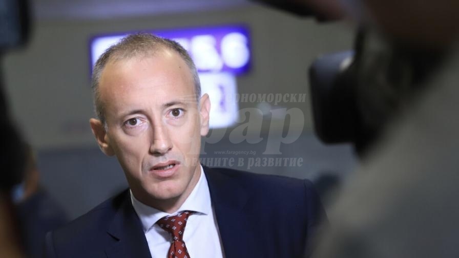 Министър Вълчев: Не предвиждаме цялостно затваряне на училища