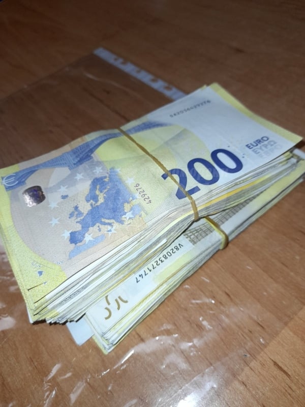 Митничари откриха недекларирана валута за над 80 000 лева на Лесово