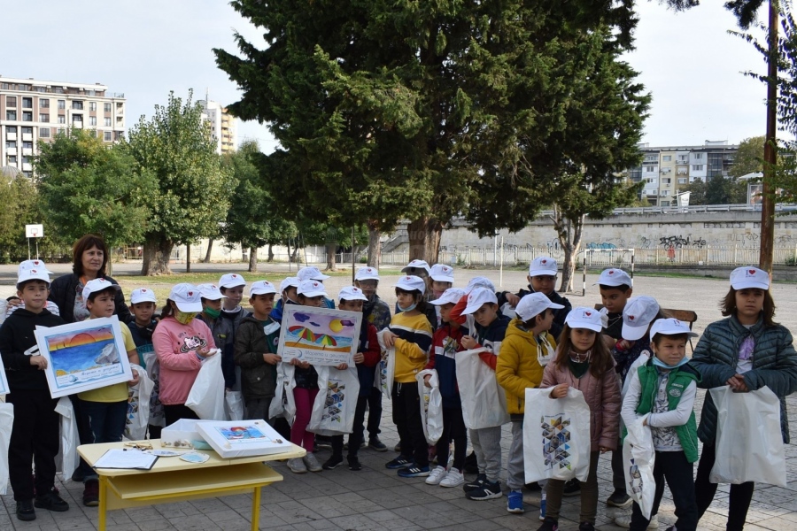 Подаръци и поздравителни адреси получиха малките художници от  СУ „Свети Климент Охридски“