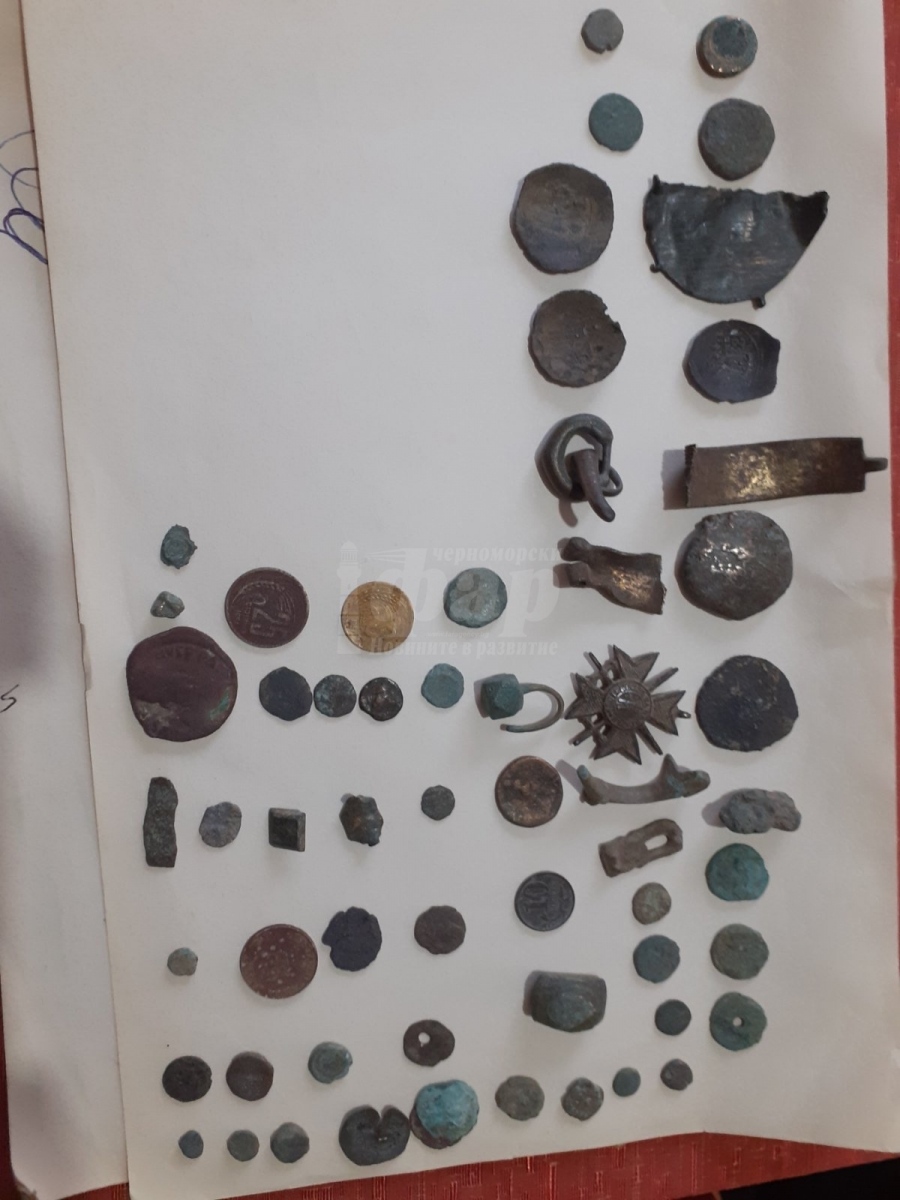 Арестуваха иманяри в Поморие с близо 170 антични монети и артефакти  