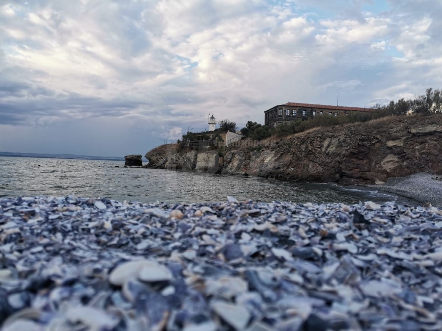 Туристи търсят уединението на остров Света Анастасия през ноември