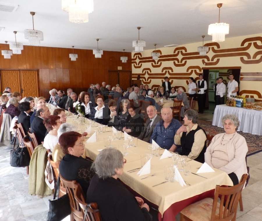Затварят пенсионерските клубове в Бургас