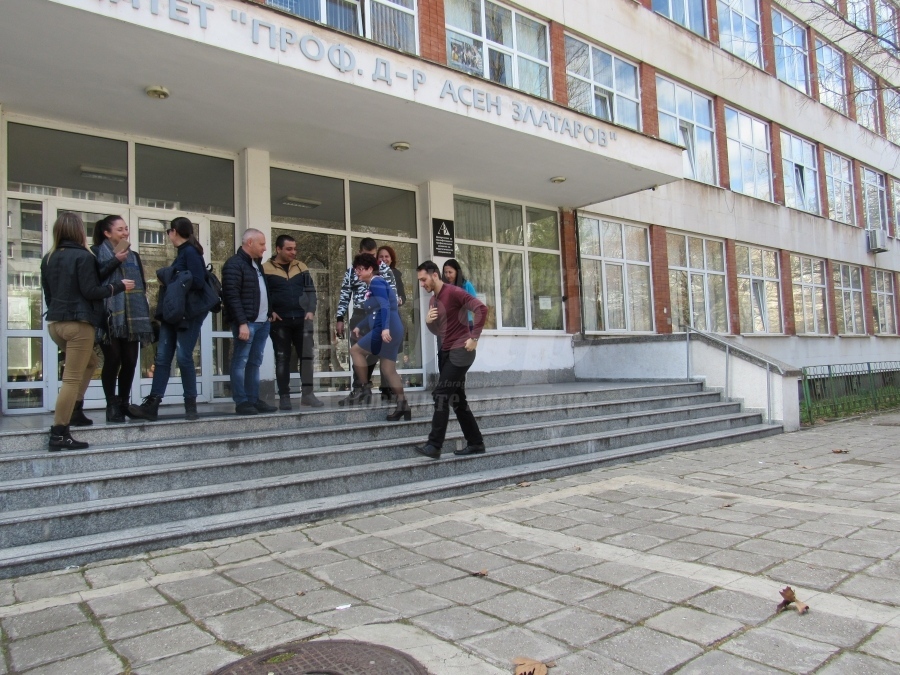 Студенти-доброволци подкрепят бургаските учители