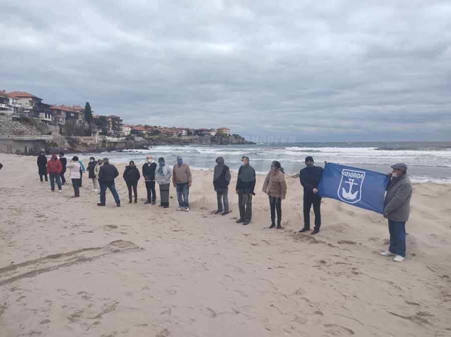 Созополчани на мълчалив протест срещу концесионера на централния плаж