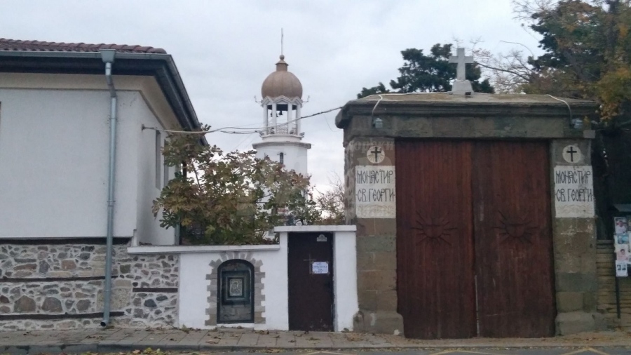 Манастирът в Поморие затвори врати 