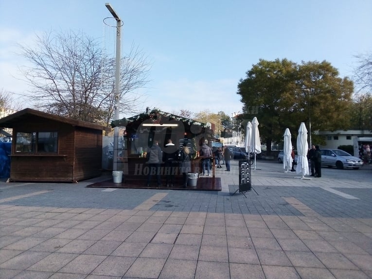 Коледните къщички в Бургас работят, но сядането е забранено